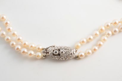 null Double strand necklace of cultured pearls from 4 to 12mm in diameter. Clasp...