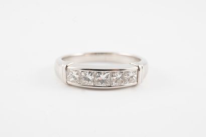 null Platinum ring surmounted by a line of 5 faceted diamonds totaling approx. 1ct...