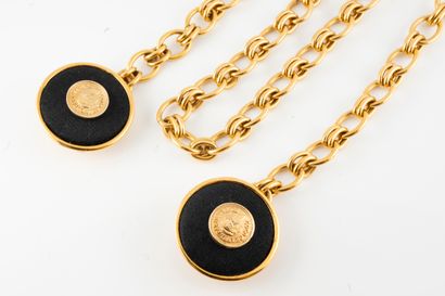 null CHANEL
Collar jewelry made of two button brooches linked by a chain. 
Button...