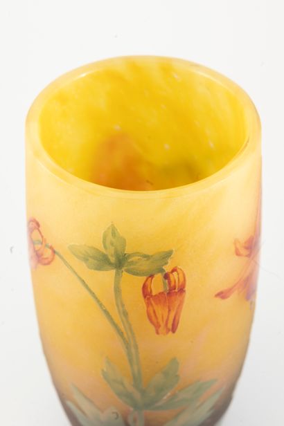 null DAUM, NANCY
Yellow and violet multi-layered glass vase with acid-etched and...