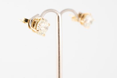 null Pair of 18k yellow gold stud earrings set with brilliant-cut diamonds totaling...
