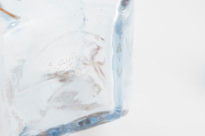 null Émile GALLÉ (1846-1904) in Nancy
Blue crystal bottle with enameled chrystanthemum...