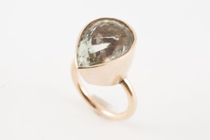 null 9k rose gold ring set with a drop-cut green quartz. 
Gross weight: 8.90g. TDD...