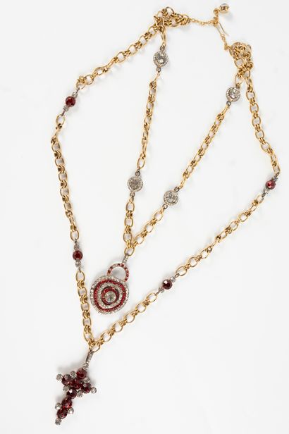 null CHANEL, Circa 1980-1985
Gold-plated metal long necklace adorned with red and...