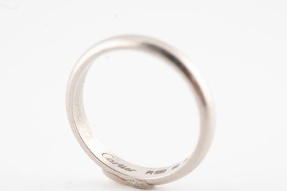 null CARTIER, Paris
Wedding band in 18k white gold. 
Signed and numbered. 
Weight:...