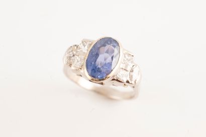 null 18k white gold ring set with an oval sapphire, approx. 3.50cts, in a tiered...