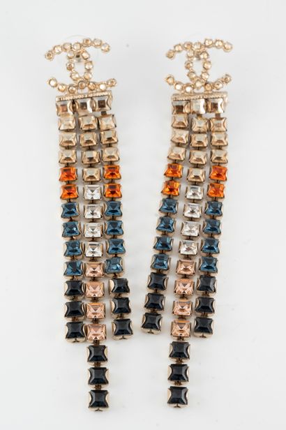 null CHANEL,
métiers d'arts collection 2018/2019
Pair of earrings in gilded metal...