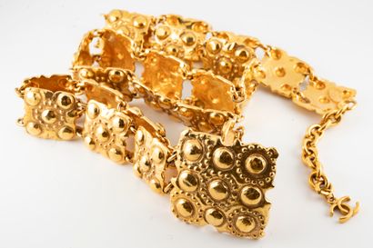 null CHANEL
Gilded metal belt composed of square plates. 
Signed. 
Length : 90cm