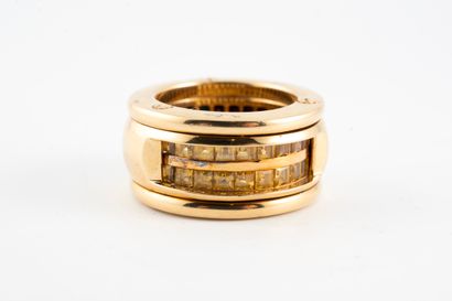 null Ingenious band ring in 18k yellow gold formed by a ring set successively with...