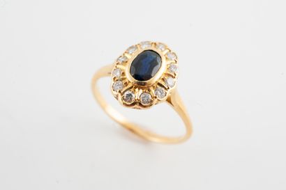 null Pompadour ring in 18k yellow gold, centered on a close-set oval sapphire set...