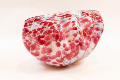 null Dale CHIHULY (1941)
Rare irregular shell-shaped bowl in spun-blown glass, shaded...