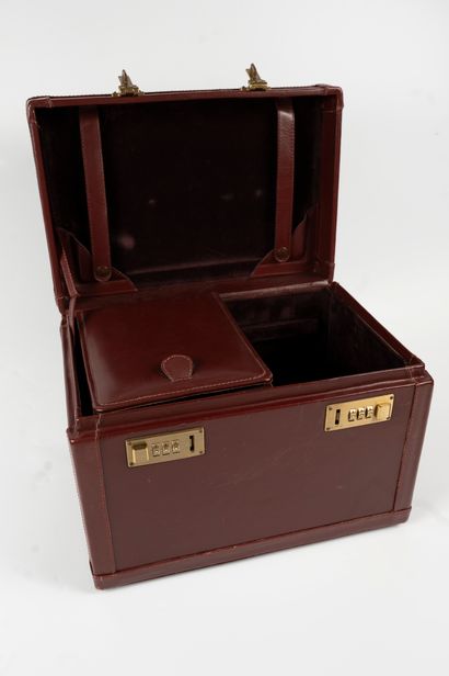null CARTIER Paris
MUST" model, 1990's
Travel jewelry box in bordau leather signed...