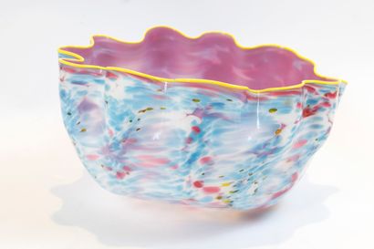 null Dale CHIHULY (1941)
Rare irregular shell-shaped bowl in spun and shaded blown...