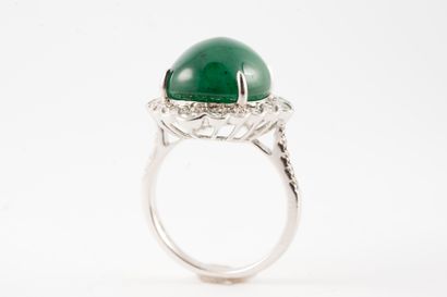 null 18k white gold ring surmounted by an oval emerald cabochon weighing approx....