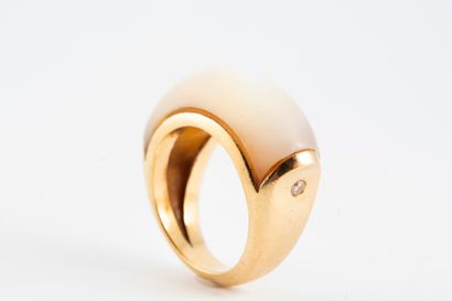 null 18k yellow gold ring inlaid with cabochon mother-of-pearl and set with small...
