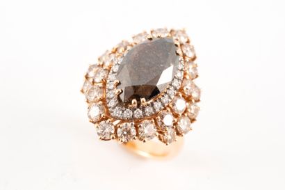 null Important 18k rose gold marquise ring surmounted by a Brownish navette-cut diamond...