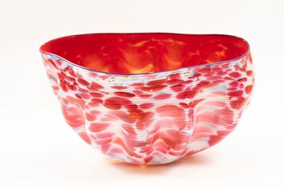 null Dale CHIHULY (1941)
Rare irregular shell-shaped bowl in spun-blown glass, shaded...