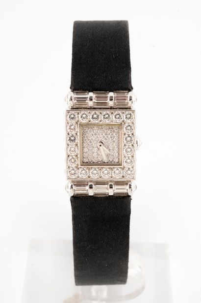 null CHANEL, Circa 1993
Montre de dame en or blanc 18k. Le boitier, la lunette, la...