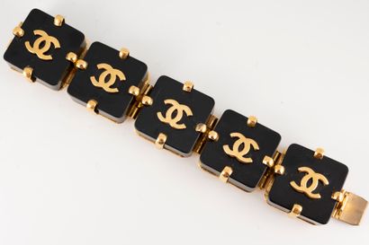 null CHANEL, Circa 1980-1985
Gold-plated metal bracelet formed by 5 black resin links...