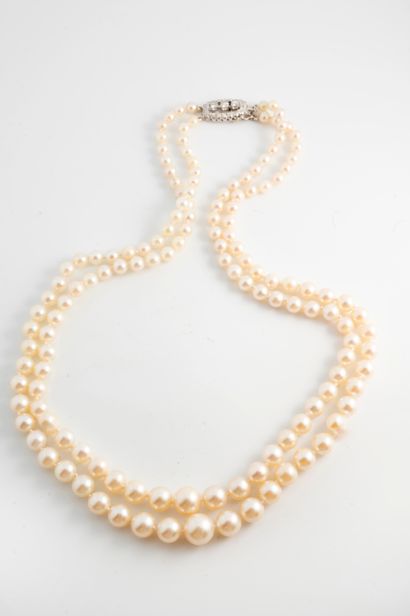 null Double strand necklace of cultured pearls from 4 to 12mm in diameter. Clasp...