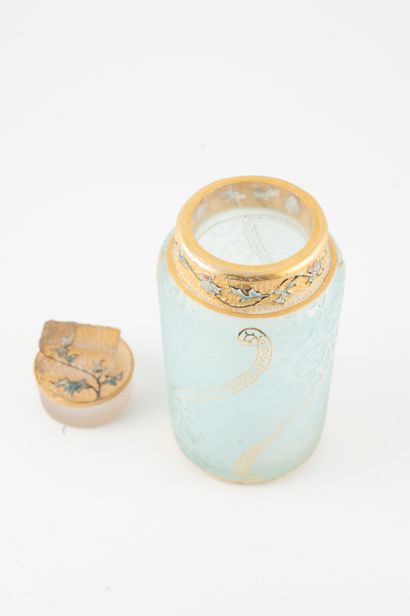 null DAUM, NANCY
Bottle in light blue frosted glass, the barrel with acid-etched...