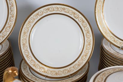 null BERNARDAUD, Limoges
Hautefort" model
White and gold porcelain service with Restoration-style...