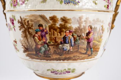 null Saxony, MEISSEN
Large porcelain bowl decorated with village scenes and polychrome...