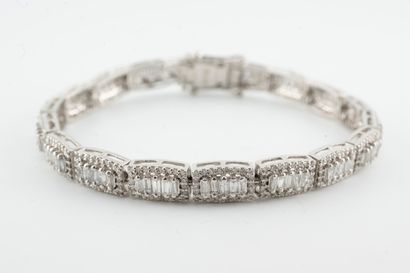null 18k white gold supple bracelet with rectangular links set with baguette-cut...