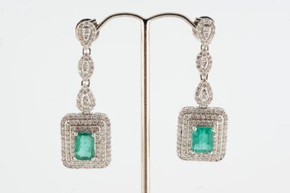 null Pair of earrings in 18k white gold holding two emeralds totaling approx. 5cts...