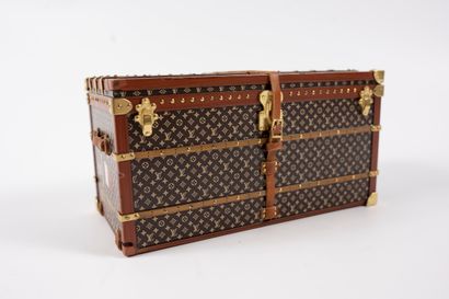 null LOUIS VUITTON
Rare composite paperweight mini-trunk with monogrammed motif embellished...