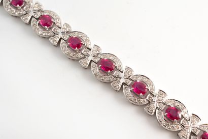 null 18k white gold supple bracelet with circular links centered on rubies (approx....