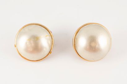 null CHANEL,Circa 1980 -1985
Pair of vintage metal ear clips with Mabé pearls. 
Diameter:...