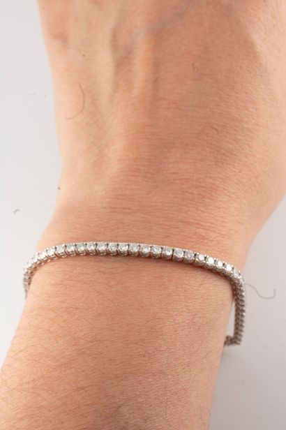 null Beautiful line bracelet in 18k white gold with 62 very white brilliant-cut diamonds...