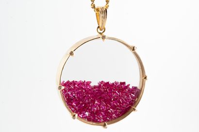 null Circular medallion pendant in yellow gold and glass containing hundreds of small...