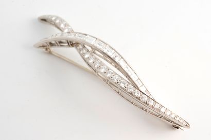 null Platinum brooch formed by two moving lines of diamonds set with emerald-cut...