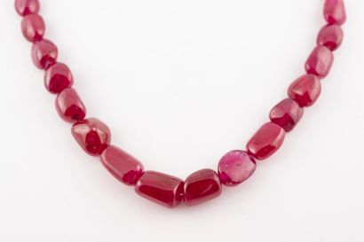 null Necklace of 38 ruby beads, approx. 275cts. Clasp in 18k yellow gold. 
Gross...