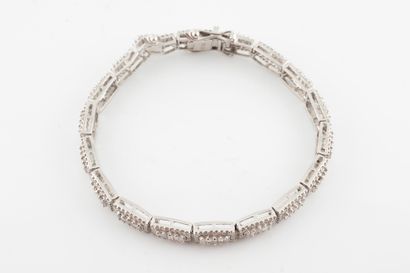 null 18k white gold supple bracelet with rectangular links set with baguette-cut...