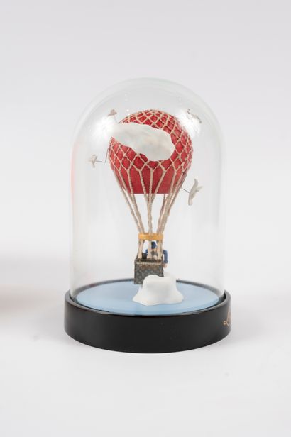 null LOUIS VUITTON 
Malle aéro" paperweight ball representing a hot-air balloon on...