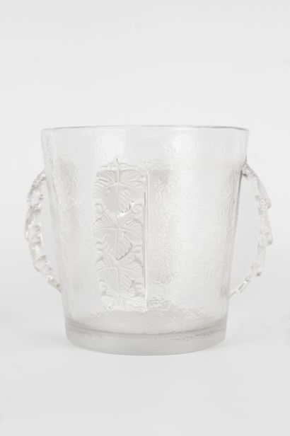 null LALIQUE France
EPERNAY" model
Moulded pressed glass champagne bucket with granite...