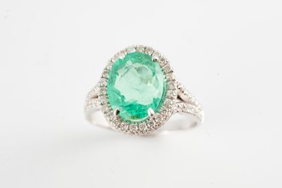 null 18k white gold ring surmounted by a Colombian emerald weighing 3.96cts in a...