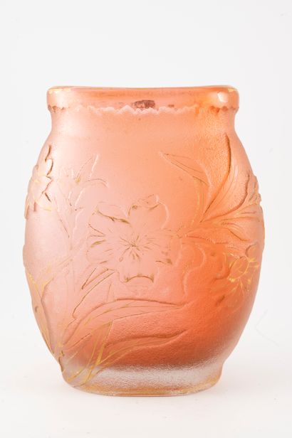 null DAUM, NANCY
Small flat vase with hemmed neck in salmon-colored frosted glass...
