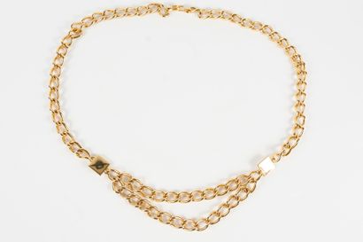 null CHANEL 
Gold-plated gourmette necklace adorned with two square plaques. 
Unsigned....