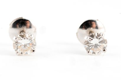 null Pair of 18k white gold stud earrings each adorned with a 0.57 and 0.56ct brilliant-cut...