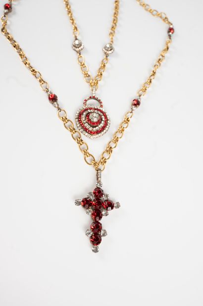 null CHANEL, Circa 1980-1985
Gold-plated metal long necklace adorned with red and...