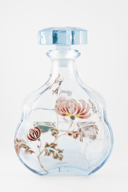 null Émile GALLÉ (1846-1904) in Nancy
Blue crystal bottle with enameled chrystanthemum...