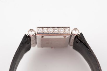 null CHANEL, Circa 1993
Montre de dame en or blanc 18k. Le boitier, la lunette, la...