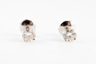 null Pair of 18k white gold stud earrings each adorned with a 0.57 and 0.56ct brilliant-cut...