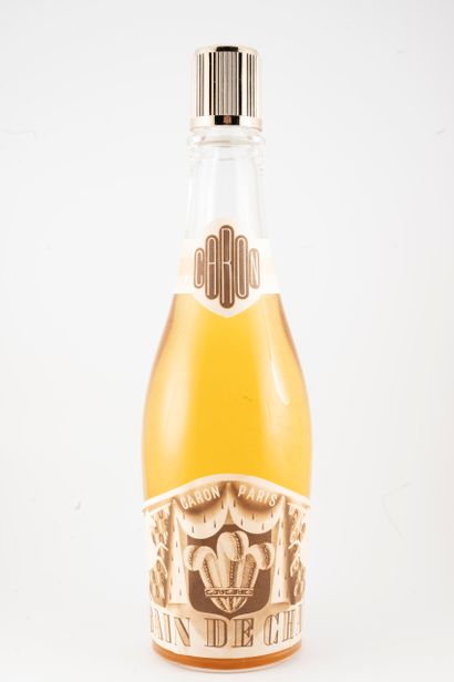 null CARON « Royal Bain de Champagne »
Flacon en verre figurant une bouteille de...