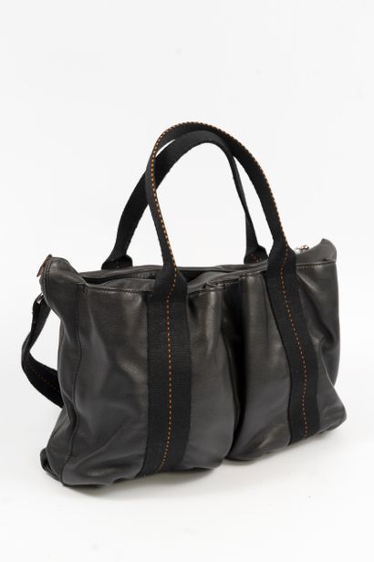 null HERMÈS Paris
Caravane" model
Black calf leather bag with two large compartments...