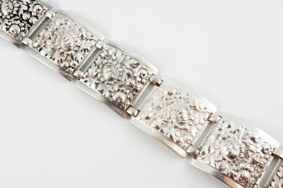 null Articulated silver bracelet with sunflower-decorated links.
Weight : 37,70gr....